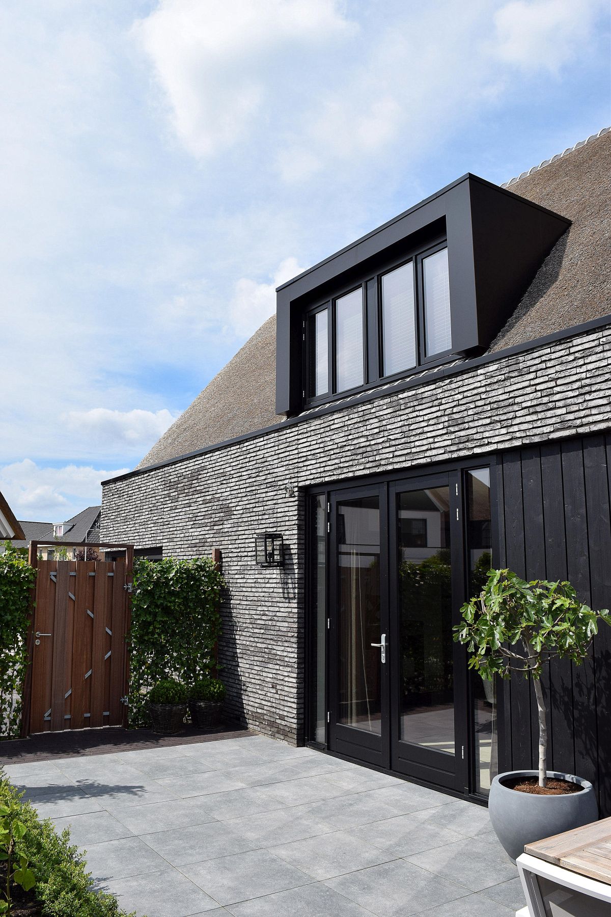 Landelijk-moderne-woning-aan-het-water-op-de-eilanden-in-bleiswijk-staand01