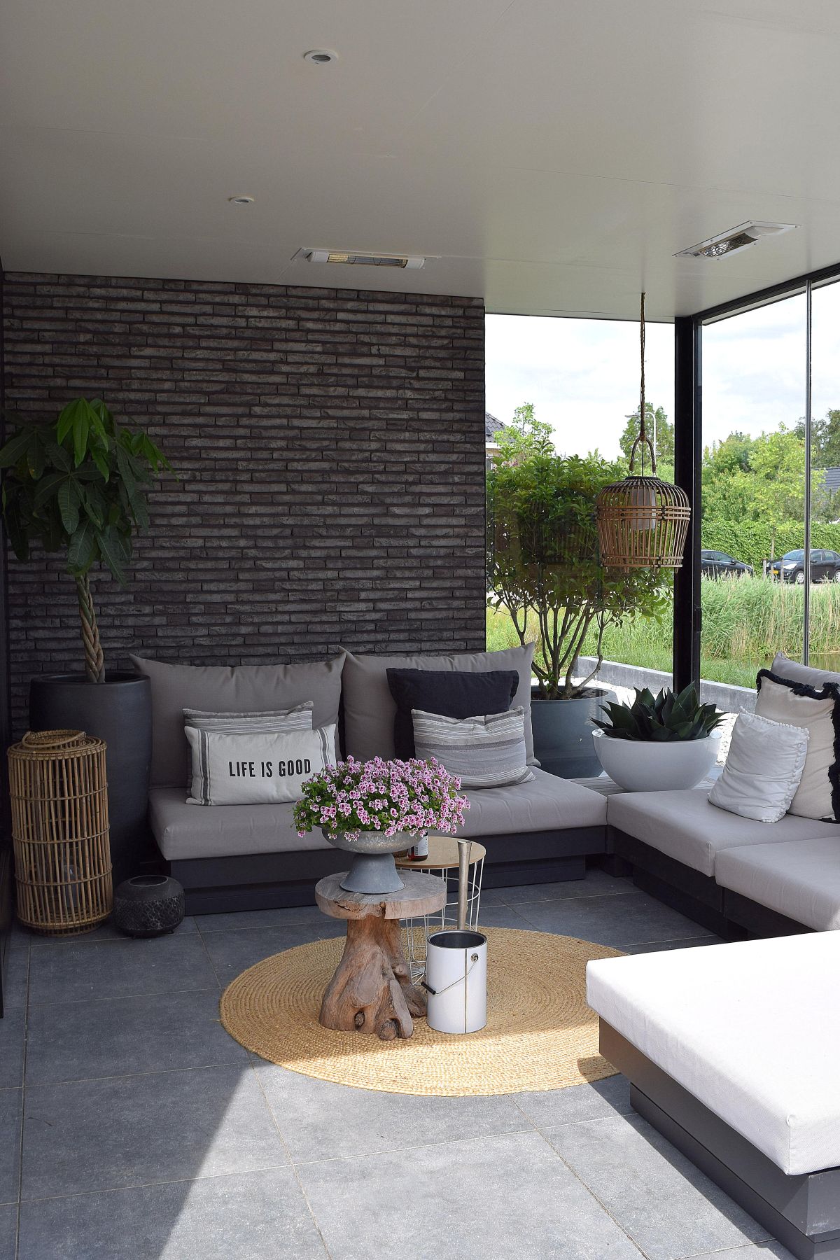 Landelijk-moderne-woning-aan-het-water-op-de-eilanden-in-bleiswijk-staand02