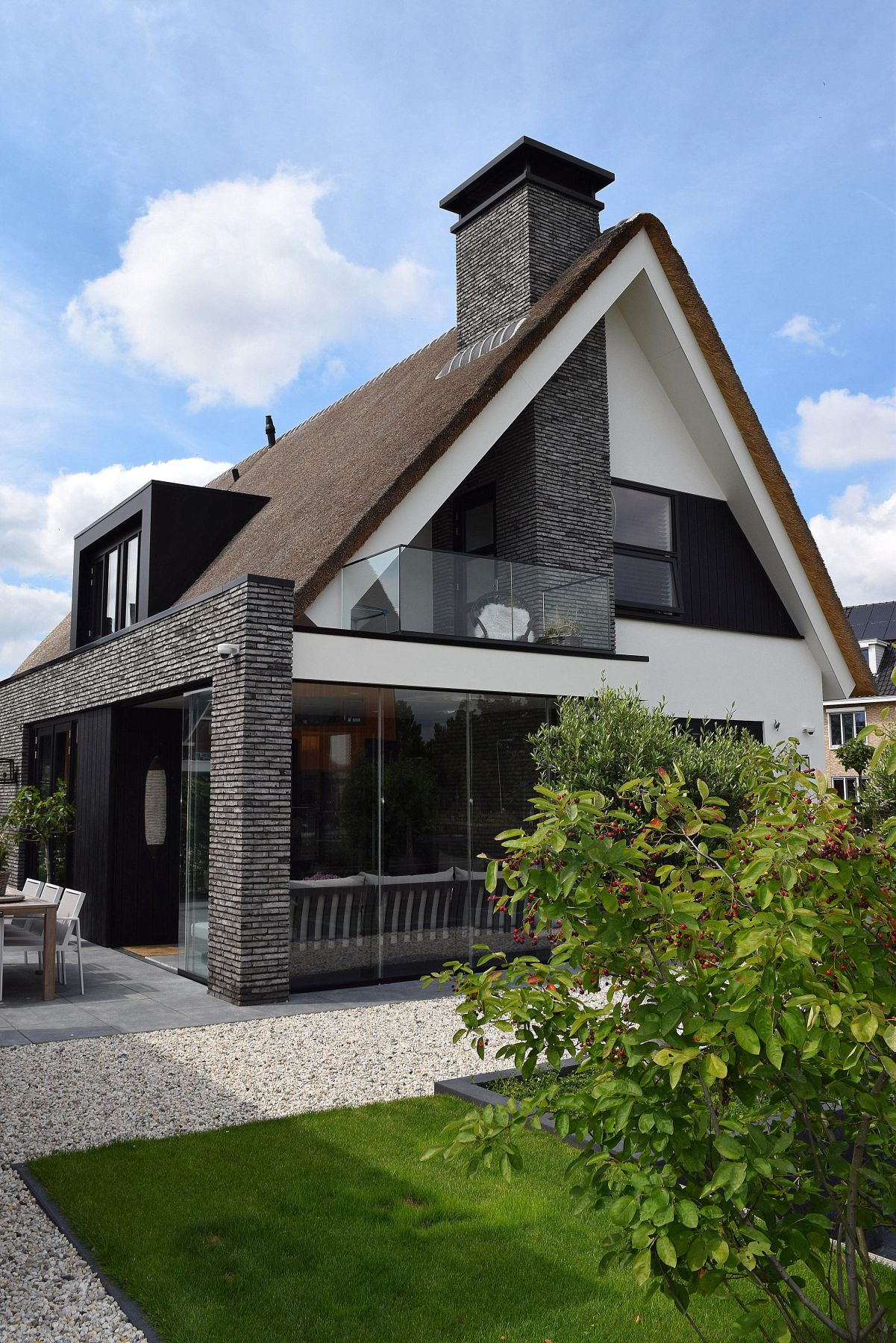 Landelijk-moderne-woning-aan-het-water-op-de-eilanden-in-bleiswijk-staand03