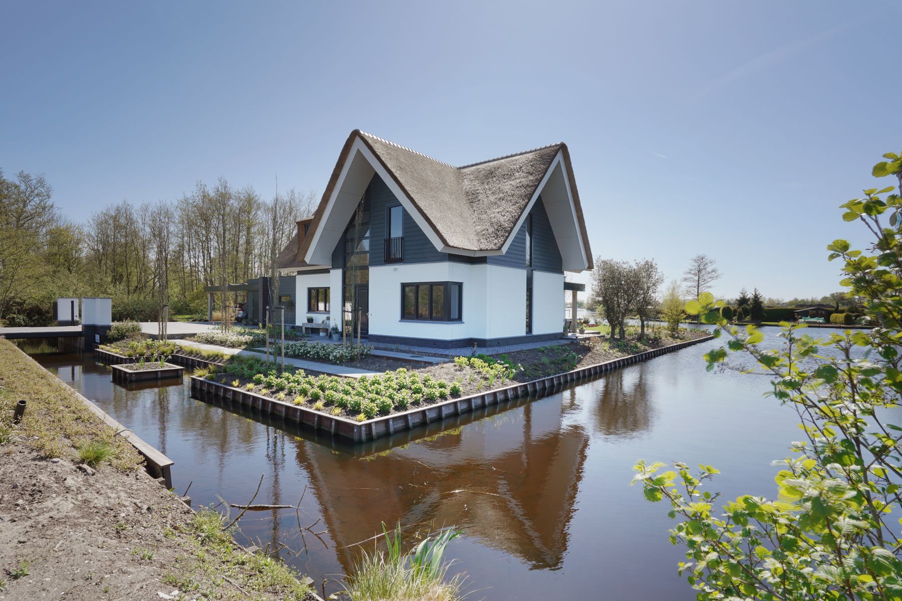 Landelijke-moderne-villa-op-een-schiereiland-in-Boskoop02
