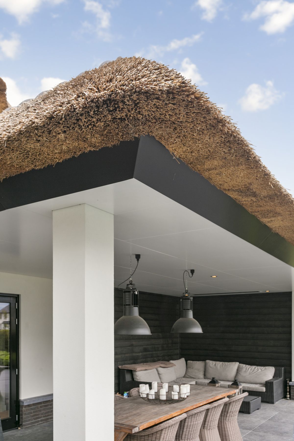 Rieten-villa-met-buitenzwembad-berkel-en-rodenrijs-staand01