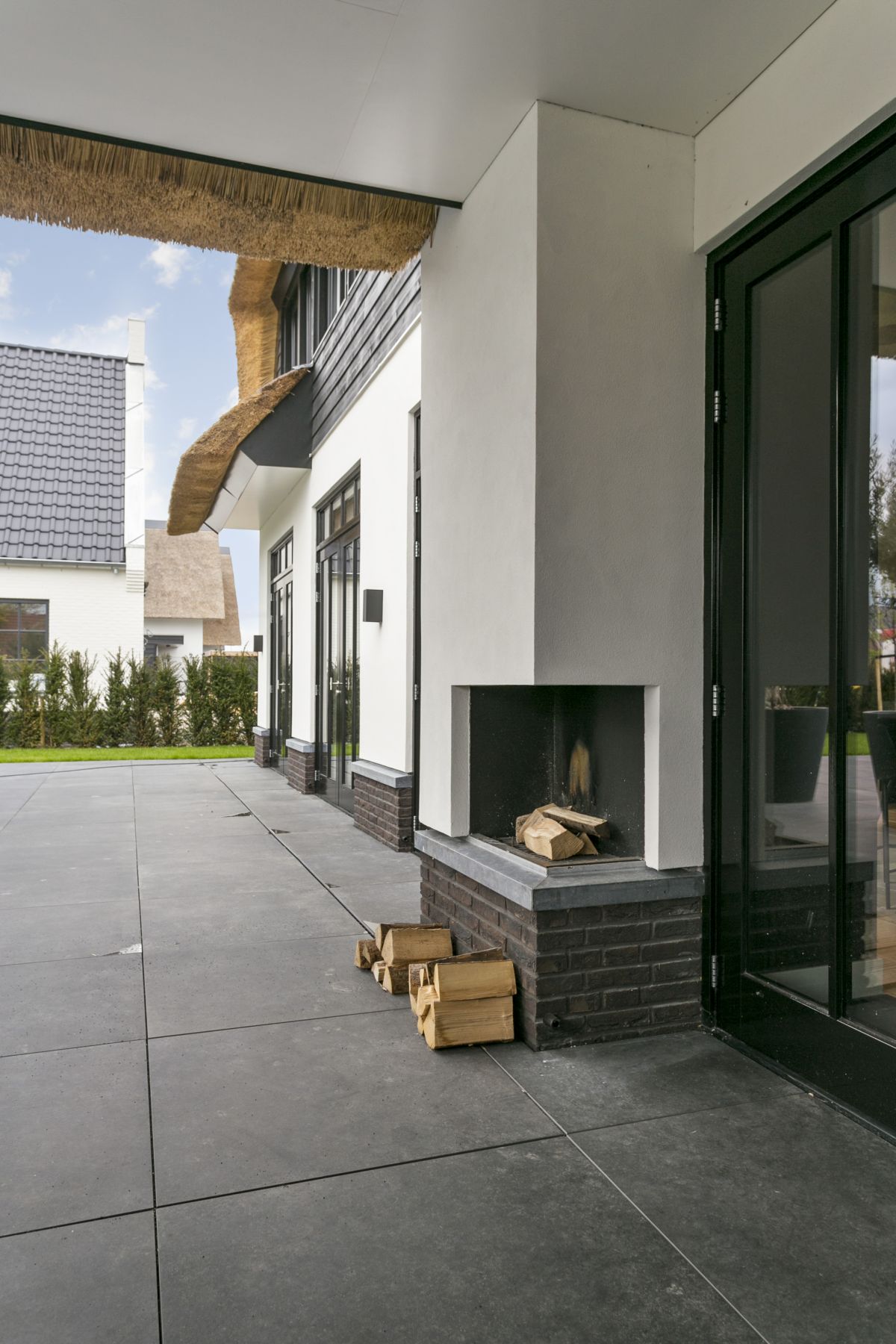 Rieten-villa-met-buitenzwembad-berkel-en-rodenrijs-staand02