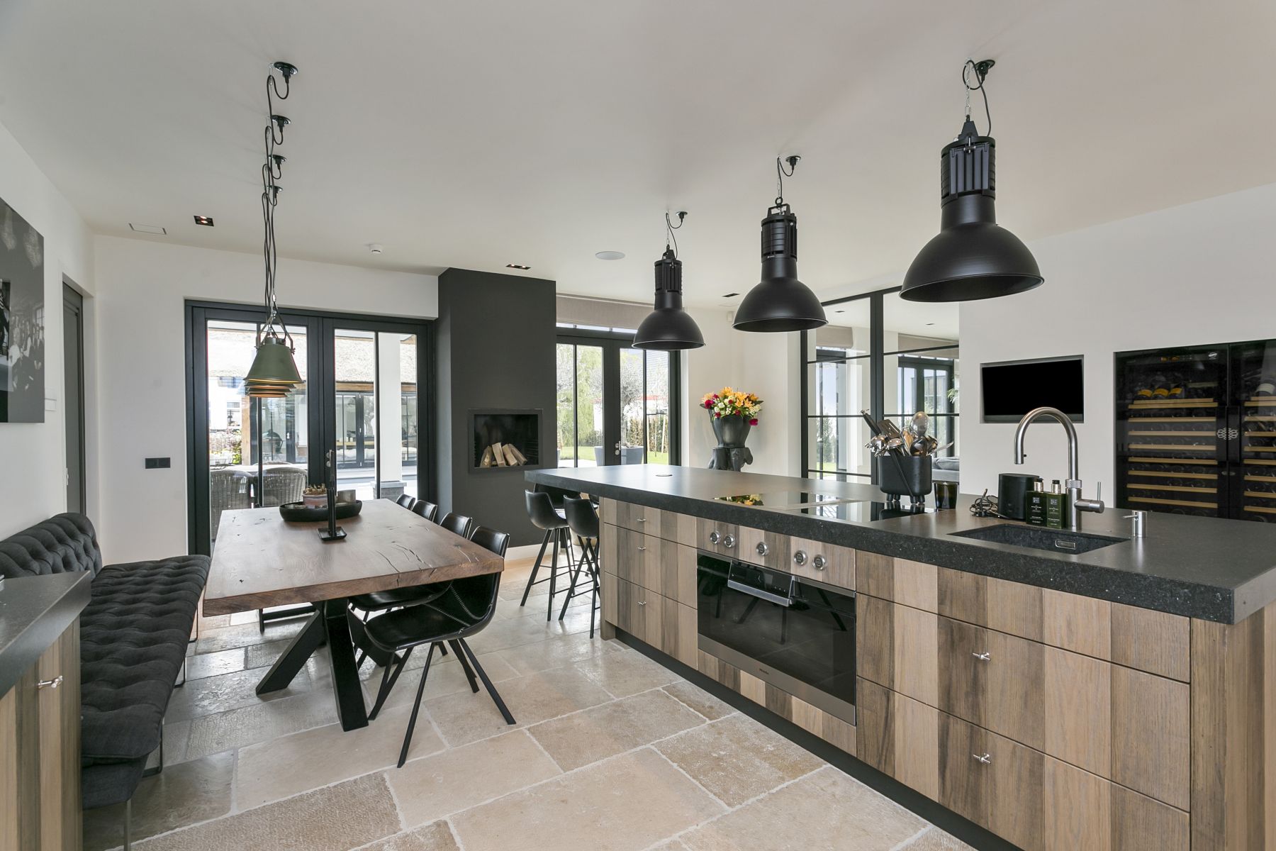 Rieten-villa-met-buitenzwembad-berkel-en-rodenrijs04