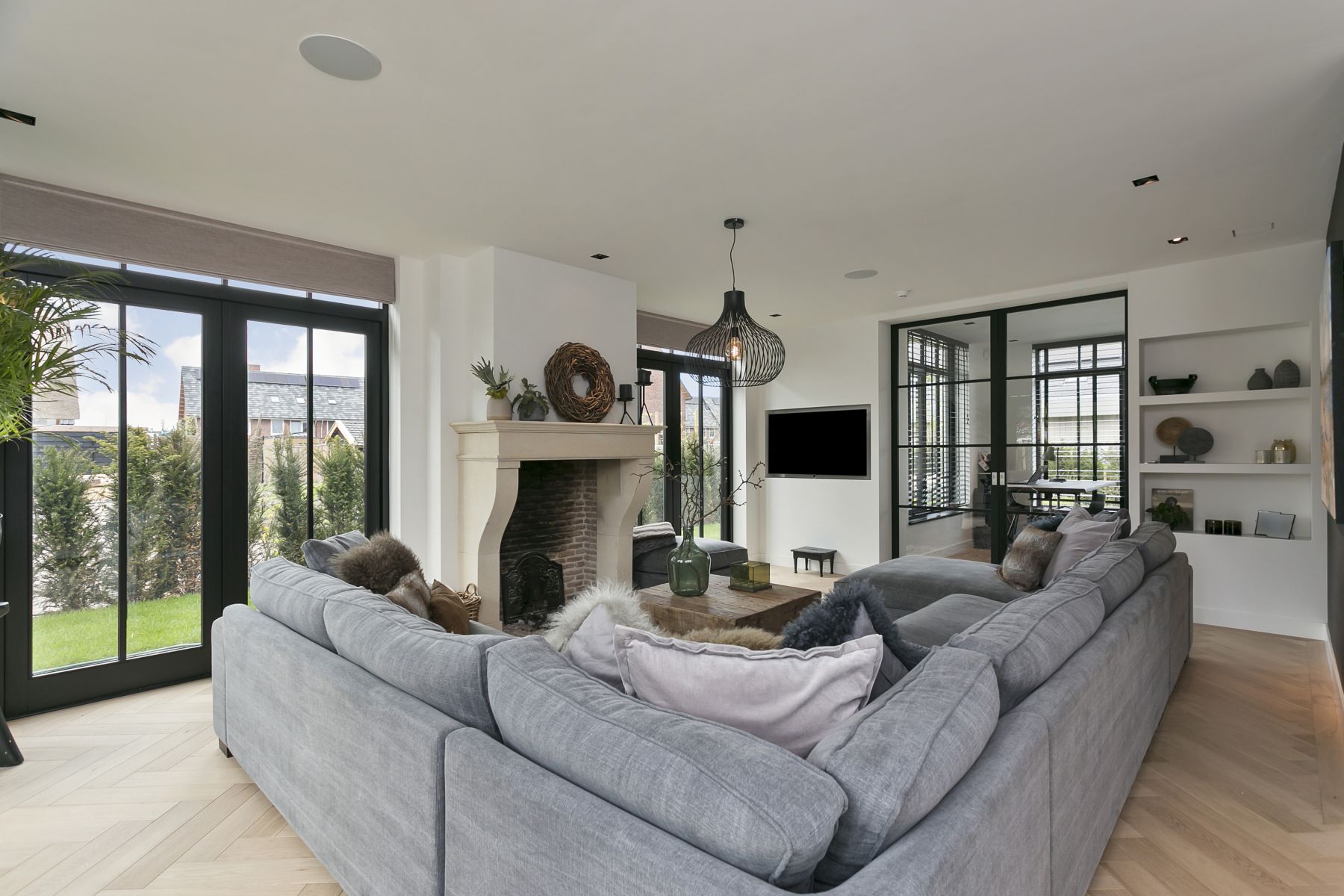 Rieten-villa-met-buitenzwembad-berkel-en-rodenrijs05